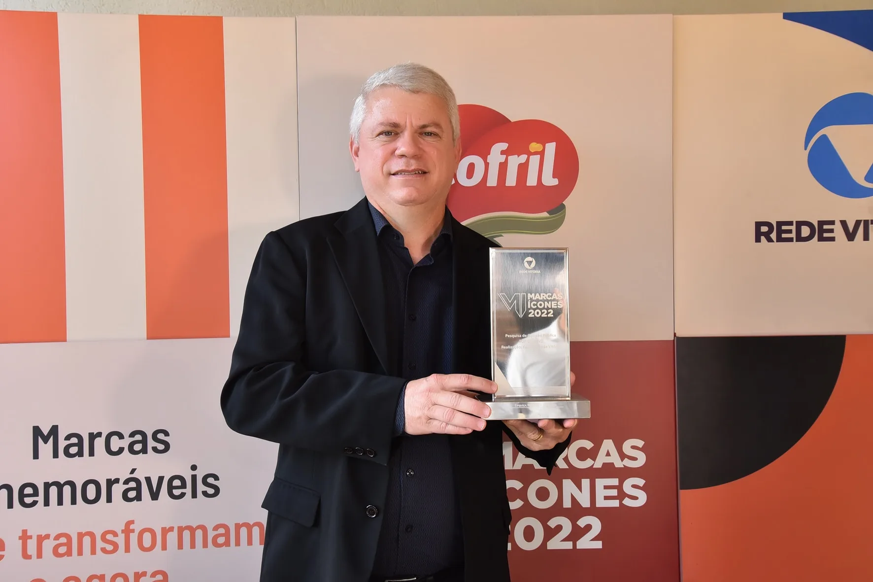 Marcelo Siqueira, representante comercial da Cofril, recebendo o troféu de Marcas Ícones pela empresa.