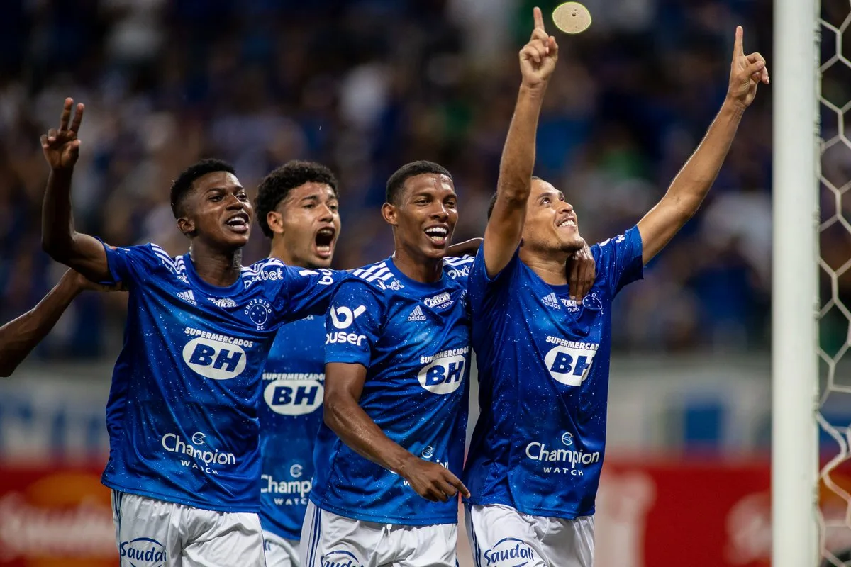 Com 2 gols de pênalti, Cruzeiro goleia e reage após derrota em clássico