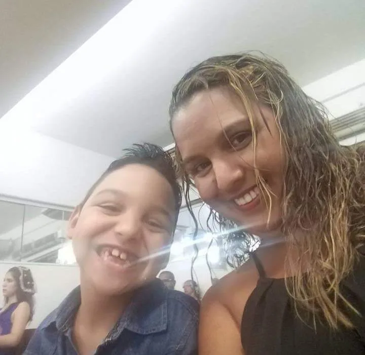 Mãe de Guarapari consegue tratamento para o filho e faz rifa para custear despesas de viagem