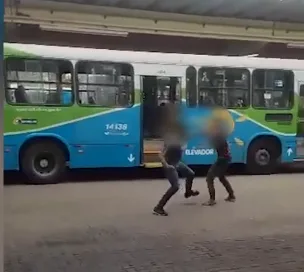 VÍDEO | Passageiros trocam chutes e socos no Terminal de Carapina por causa de fila