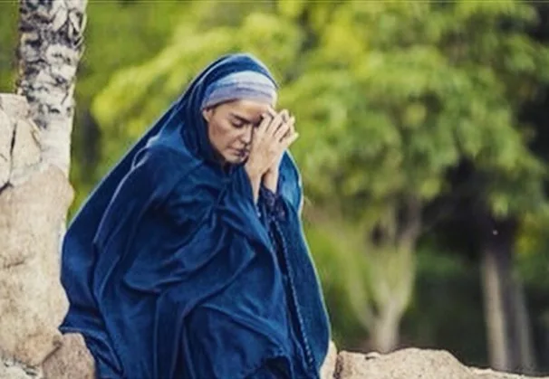 Paloma Bernardi não segura a emoção durante ensaio da Paixão de Cristo