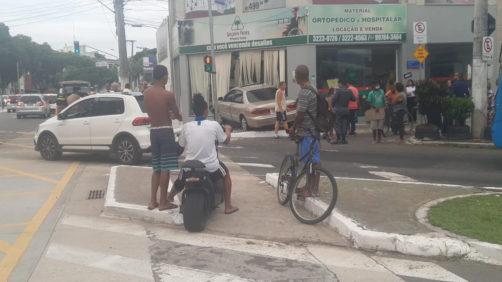 VÍDEO | Motorista invade loja após desviar de outro carro em Vitória