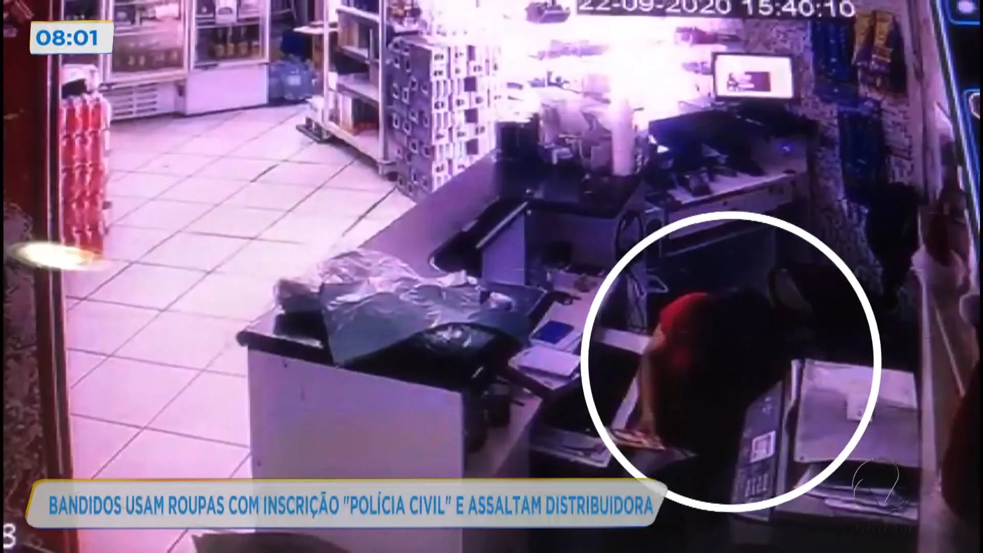 Bandidos usando roupas com inscrição "Polícia Civil" assaltam distribuidora