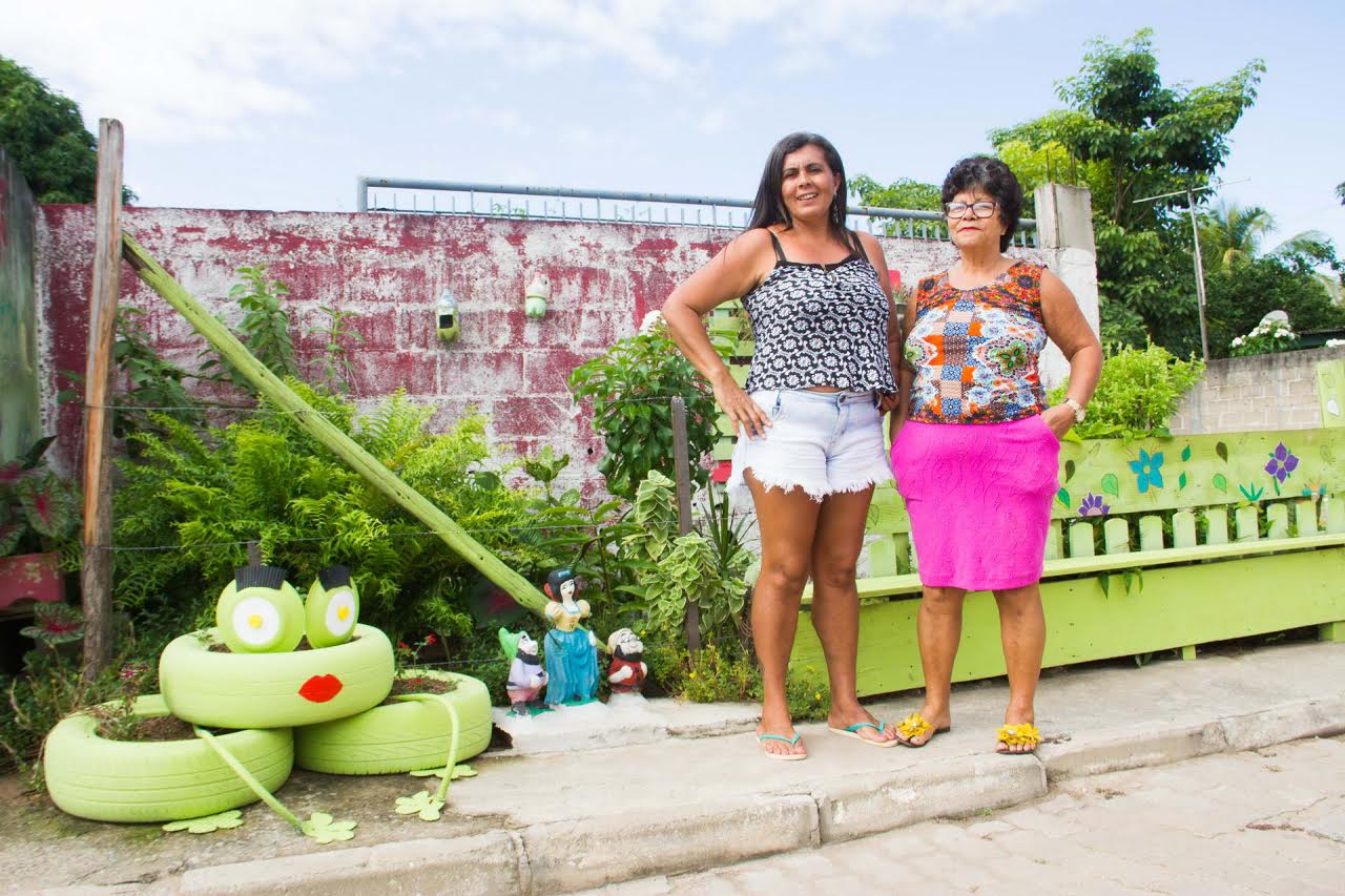 Moradora transforma ponto de lixo em jardim e local de convivência em Anchieta