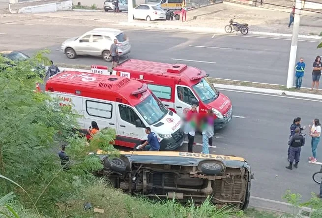 VÍDEO | Van escolar cai de barranco, capota e alunos ficam feridos em Vila Velha