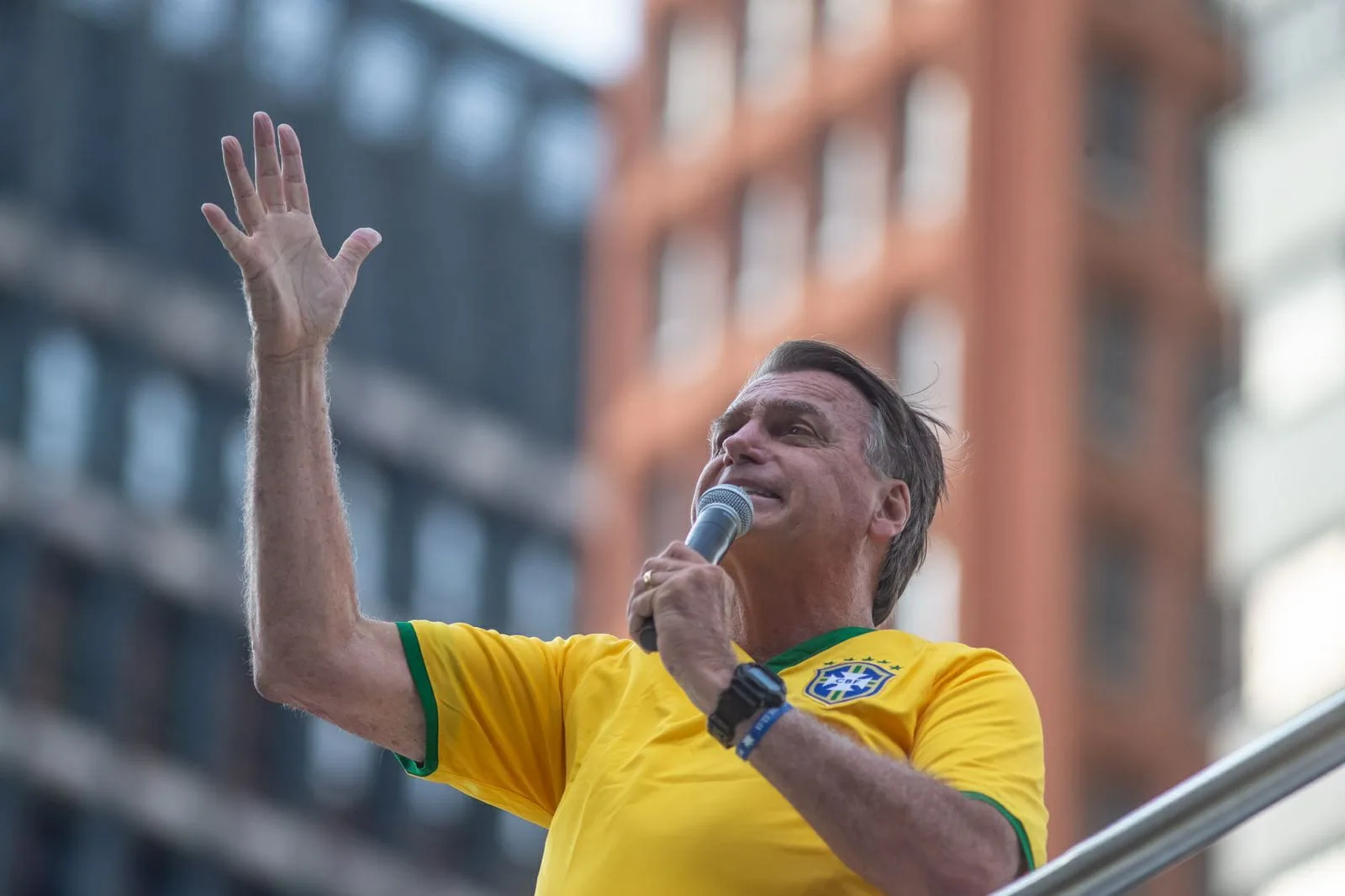 Bolsonaro diz que País está 'perto de uma ditadura' e pede ato no Rio sem cartazes e faixas