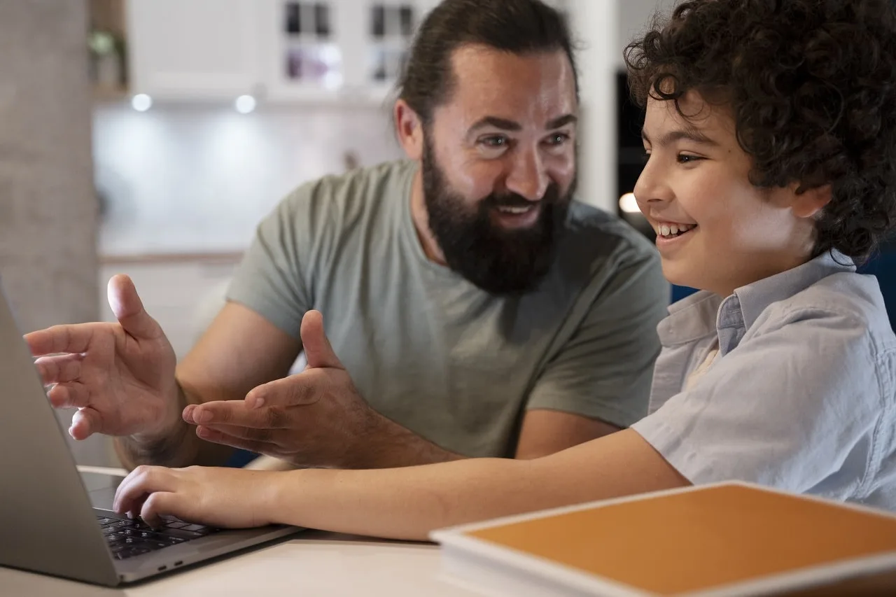 Pai ajudando filho em computador