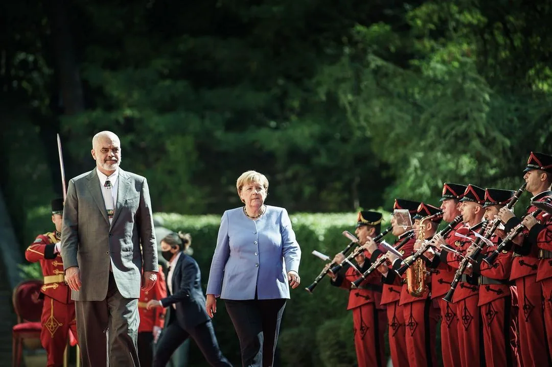 Partido de Merkel ganha força na reta final