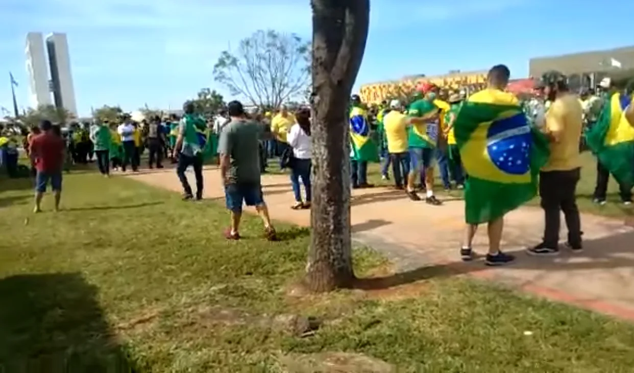 Seguranças impedem invasão de manifestantes bolsonaristas ao Ministério Saúde