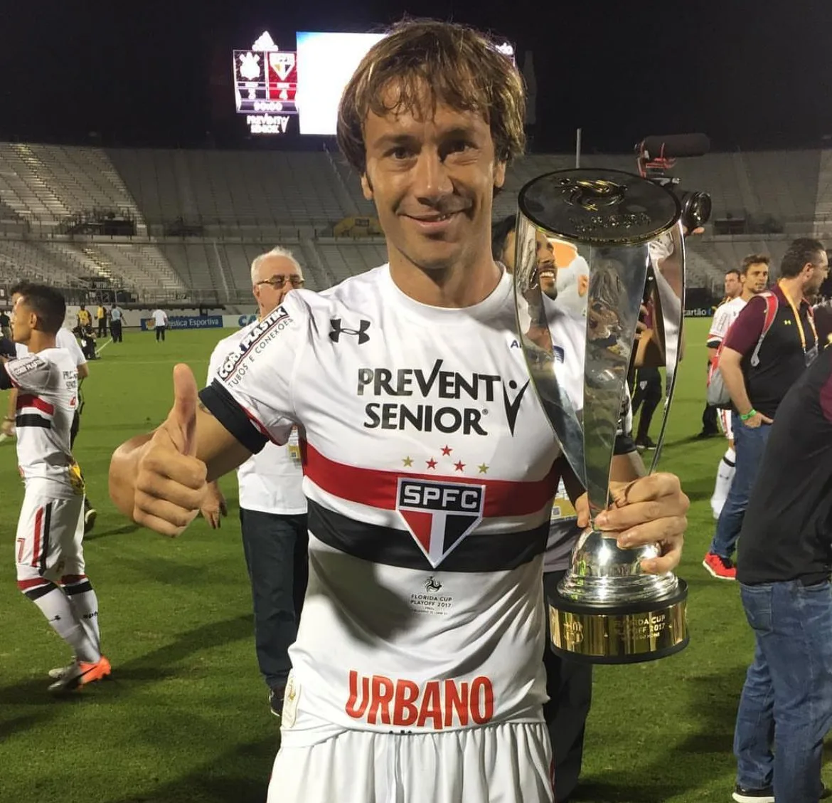 Lugano tem telefone furtado durante final da Copa do Brasil, mas consegue deter ladrão