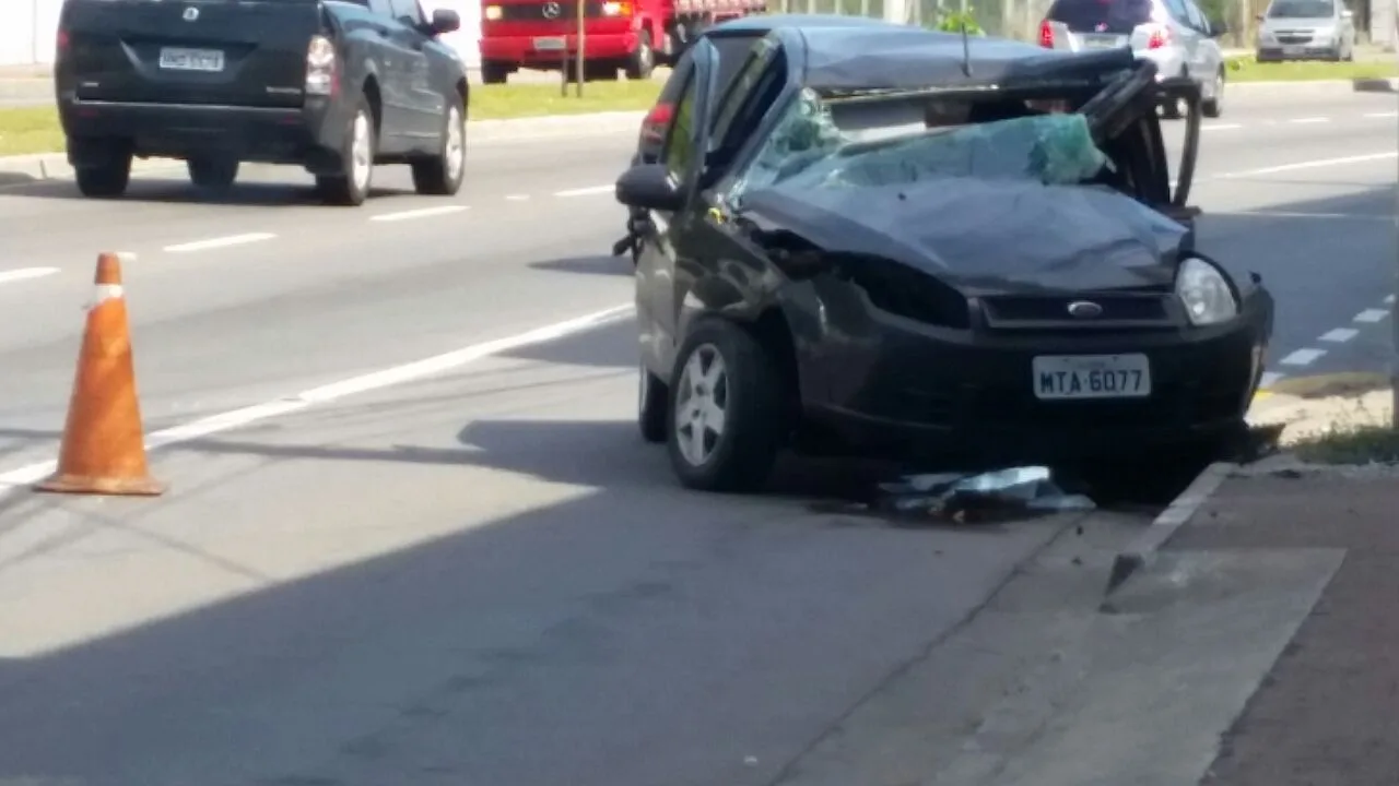 Motorista perde controle do veículo e bate em poste na reta do Aeroporto