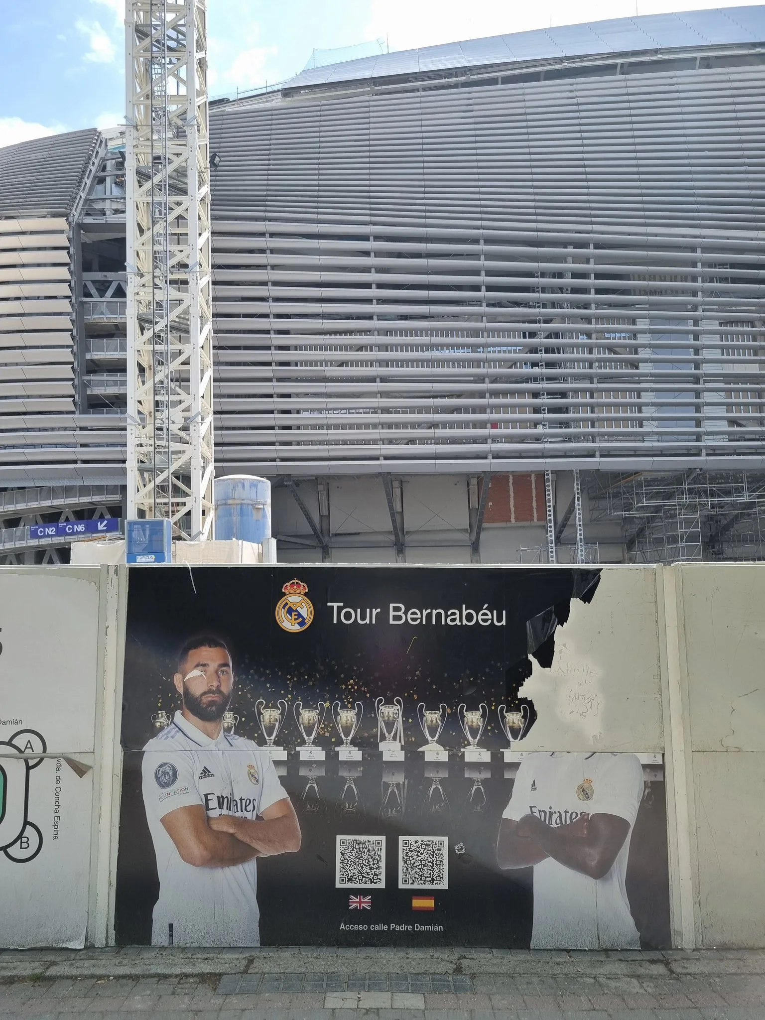 Foto de Vinícius Júnior é rasgada em pôster no Santiago Bernabéu antes de jogo