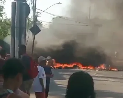 Protesto interdita via, provoca trânsito e muda rota de ônibus em Cariacica