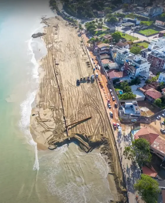 Praia de Meaípe ganha novo visual com alargamento da faixa de areia