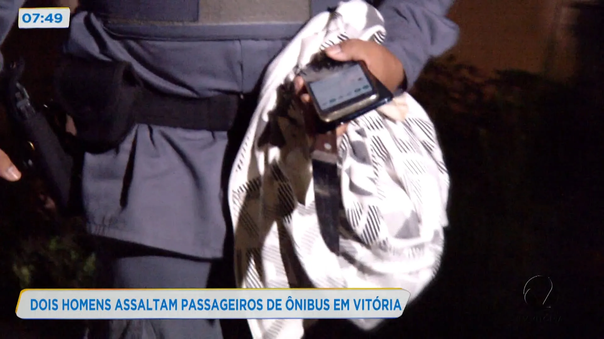 Dois homens assaltam passageiros de ônibus em Vitória