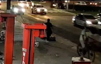 VÍDEO | Motociclista atropela duas pessoas no canteiro central de avenida na Serra