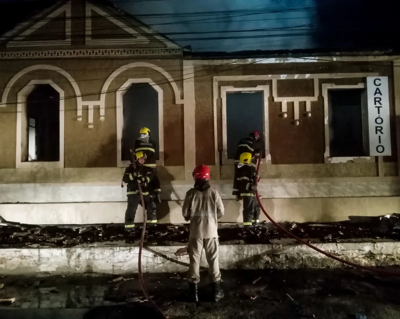 VÍDEO | Cartório pega fogo no Sul do ES e polícia investiga se incêndio foi criminoso