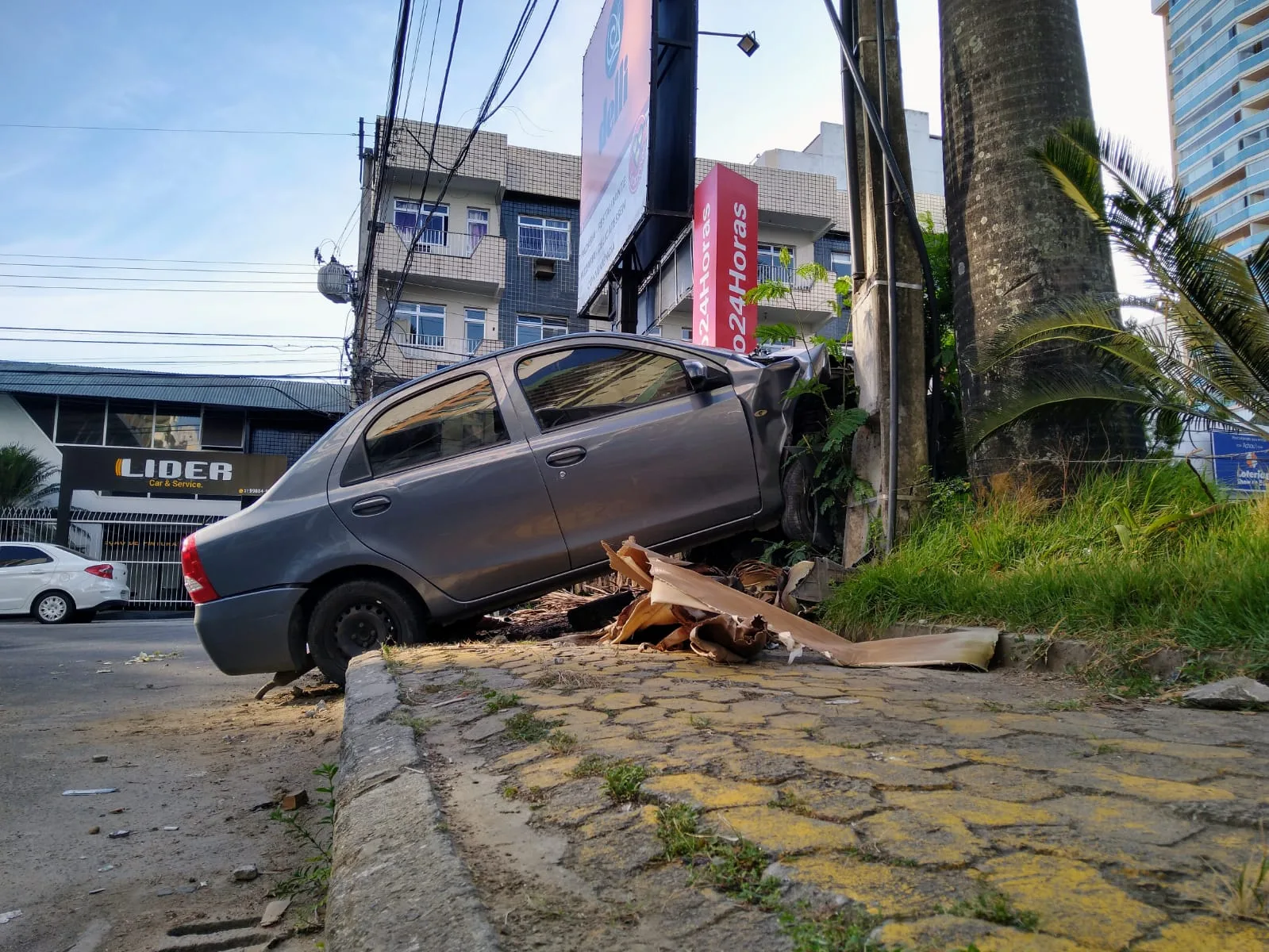 Carro invade calçada e bate em mureta de posto de combustíveis em Vila Velha