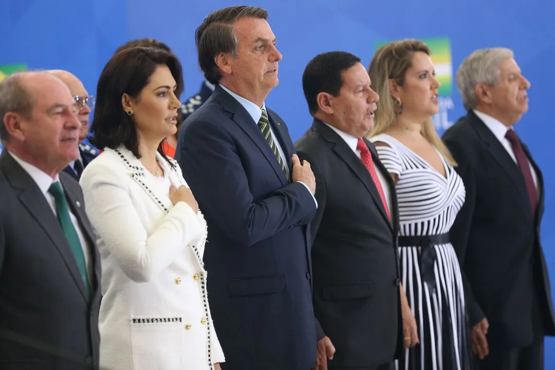 O Presidente Jair Bolsonaro, cumprimenta os Oficiais-Generais promovidos, durante solenidade no palácio do planalto