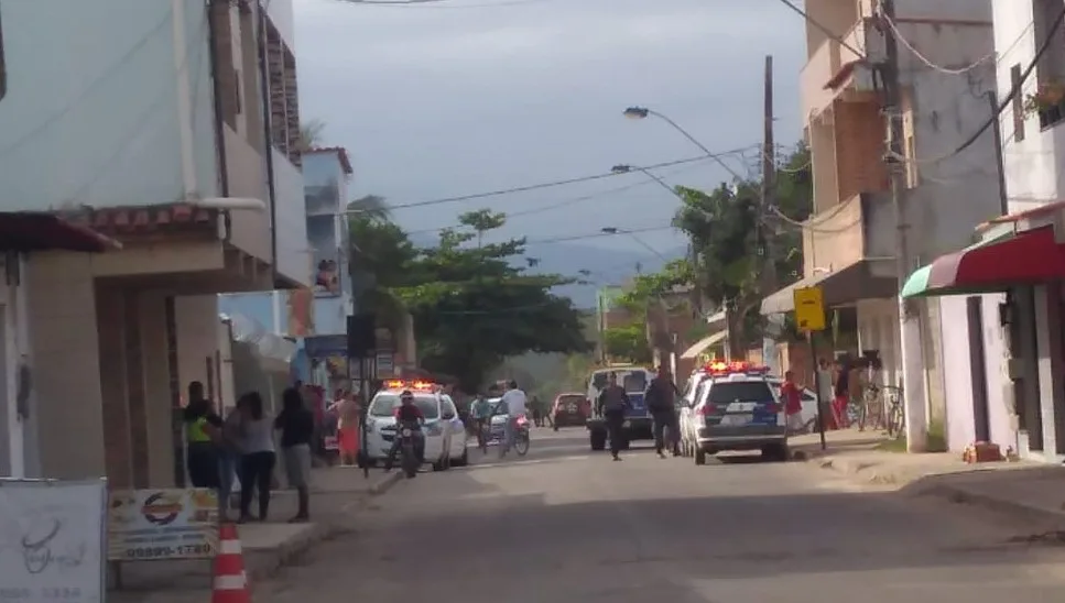 Suspeitos armados trocam tiros com a polícia e causam acidente em Vila Velha