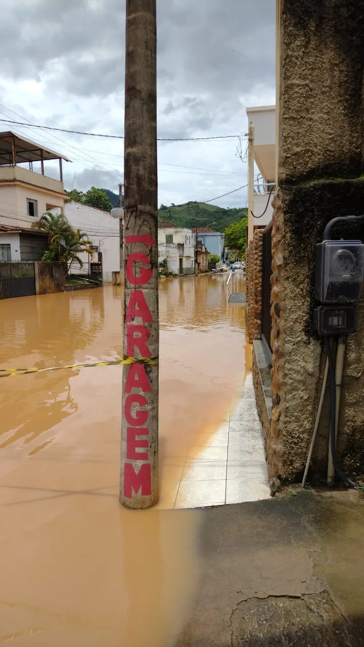 VÍDEOS | Chuva causa destruição e alagamentos em cidades do ES