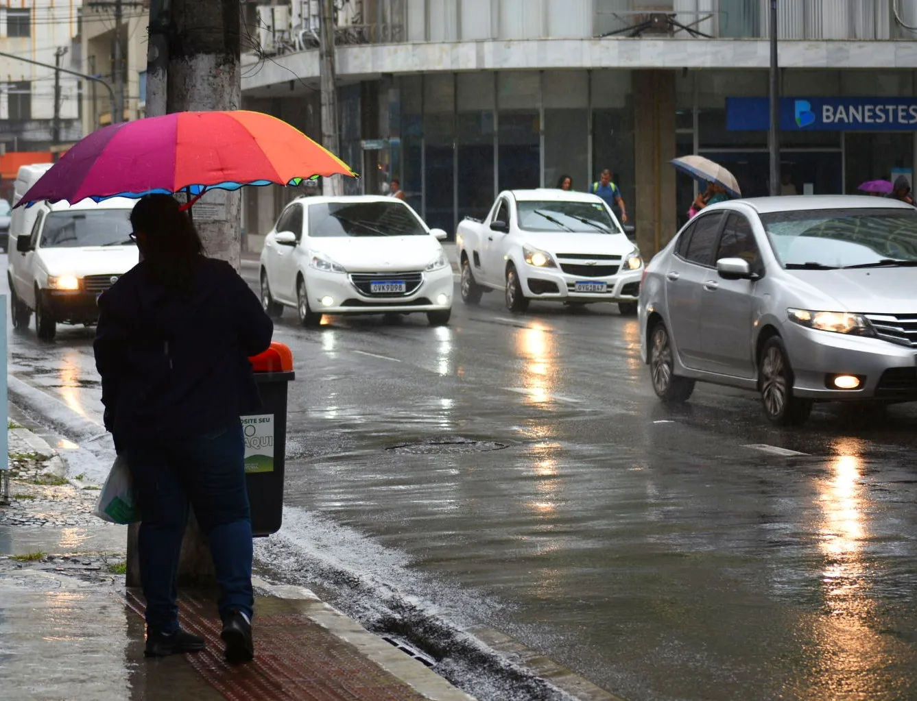 Ciclone e frente fria trazem chuva, vento e queda de temperatura para o ES