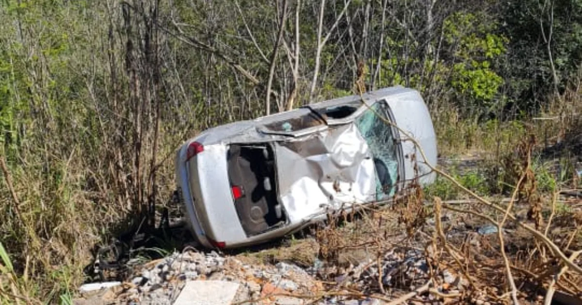 Carro capota em Feu Rosa, na Serra