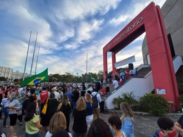 Em meio a pedidos de "Fora, Bolsonaro", carta pela democracia é lida em ato na Ufes