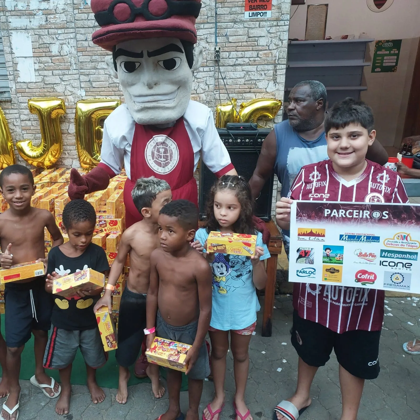 Maquinista Grená realiza ação de Páscoa presenteando crianças com chocolates