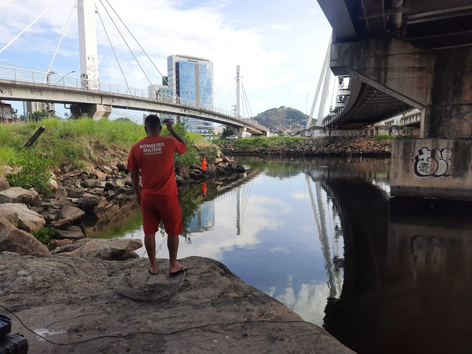 VÍDEO | Homem se afoga no Canal de Camburi tentando catar sucata presa na Ponte da Passagem