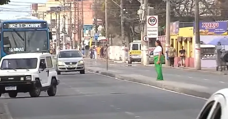 Idosa é atropelada por motociclista ao atravessar avenida na Serra