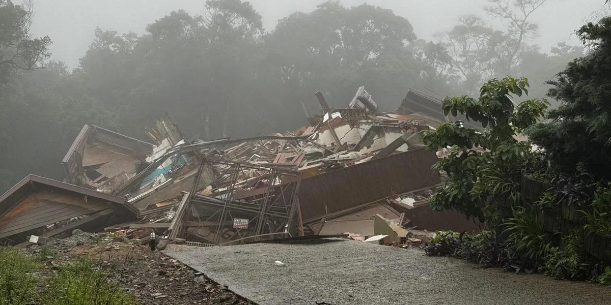 Prédio desaba em Gramado após rachaduras surgirem no solo