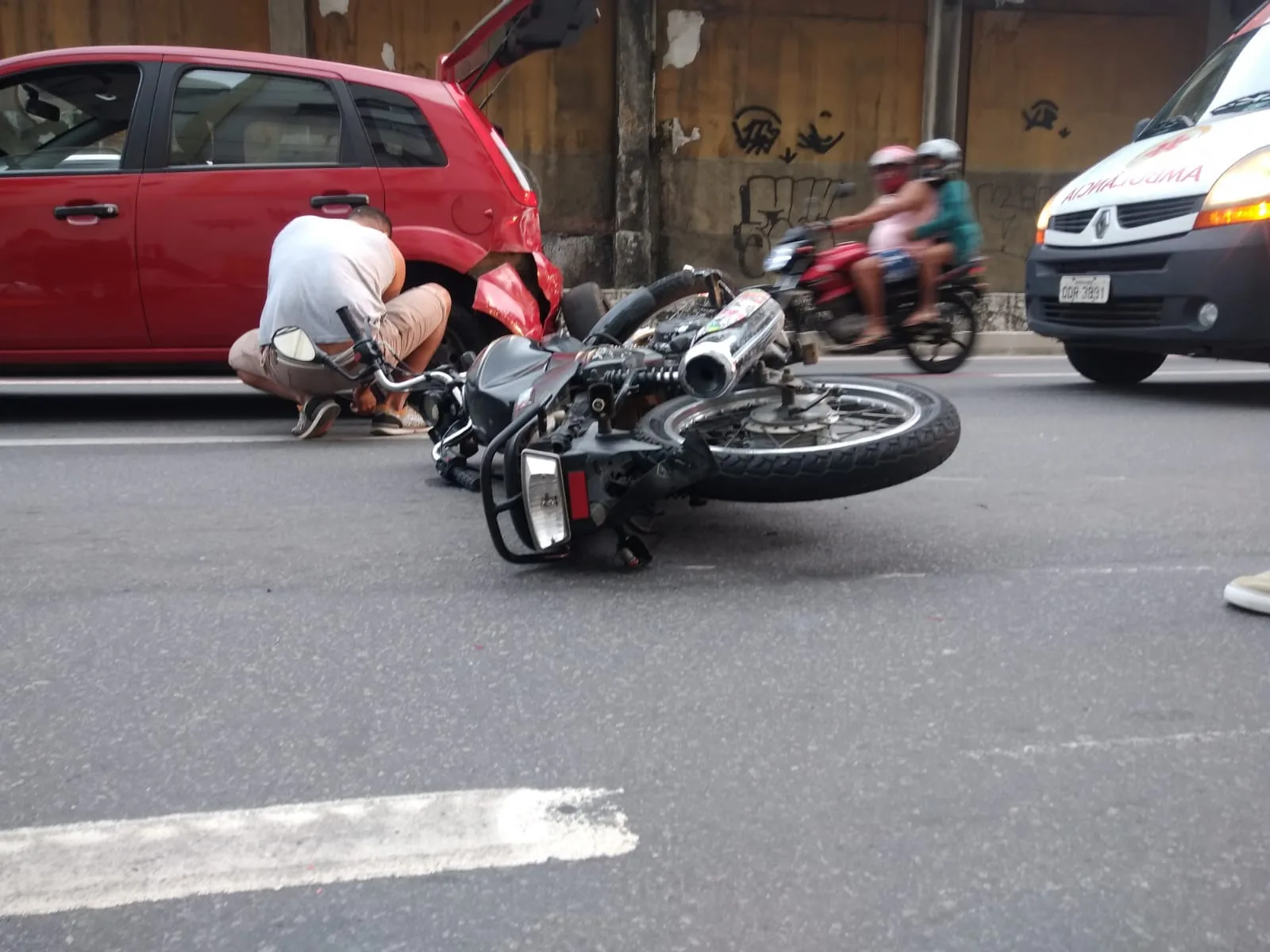 Motociclista fica ferido após se envolver em acidente em Vitória