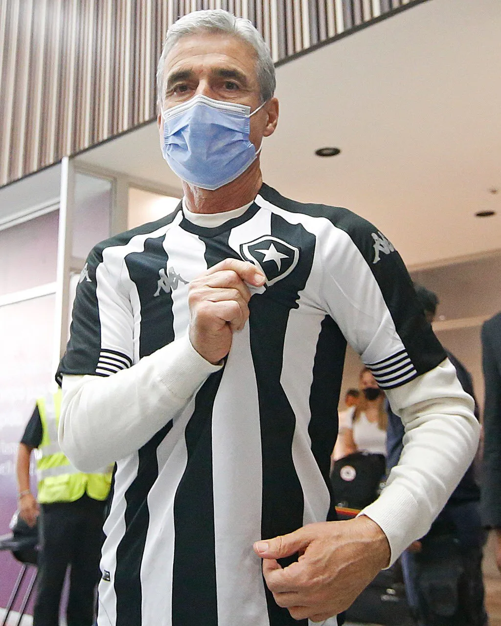 Luís Castro chega ao Rio, veste camisa do Botafogo e diz esperar 'clube com alma'