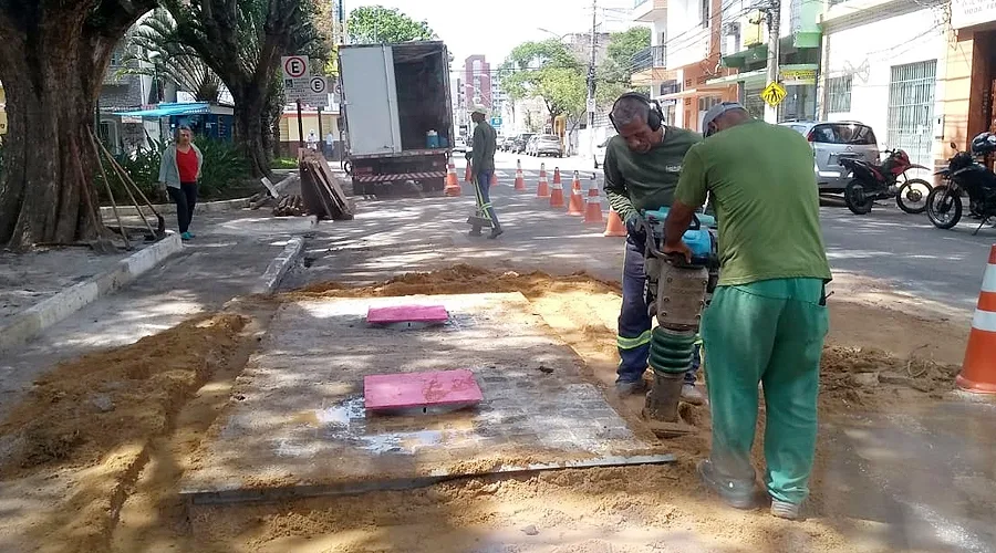 Prainha recebe lixeiras subterrâneas; contentores não emitem cheiros