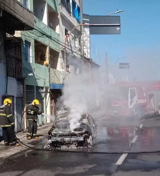 VÍDEO | Carro pega fogo na subida da Terceira Ponte, em Vila Velha