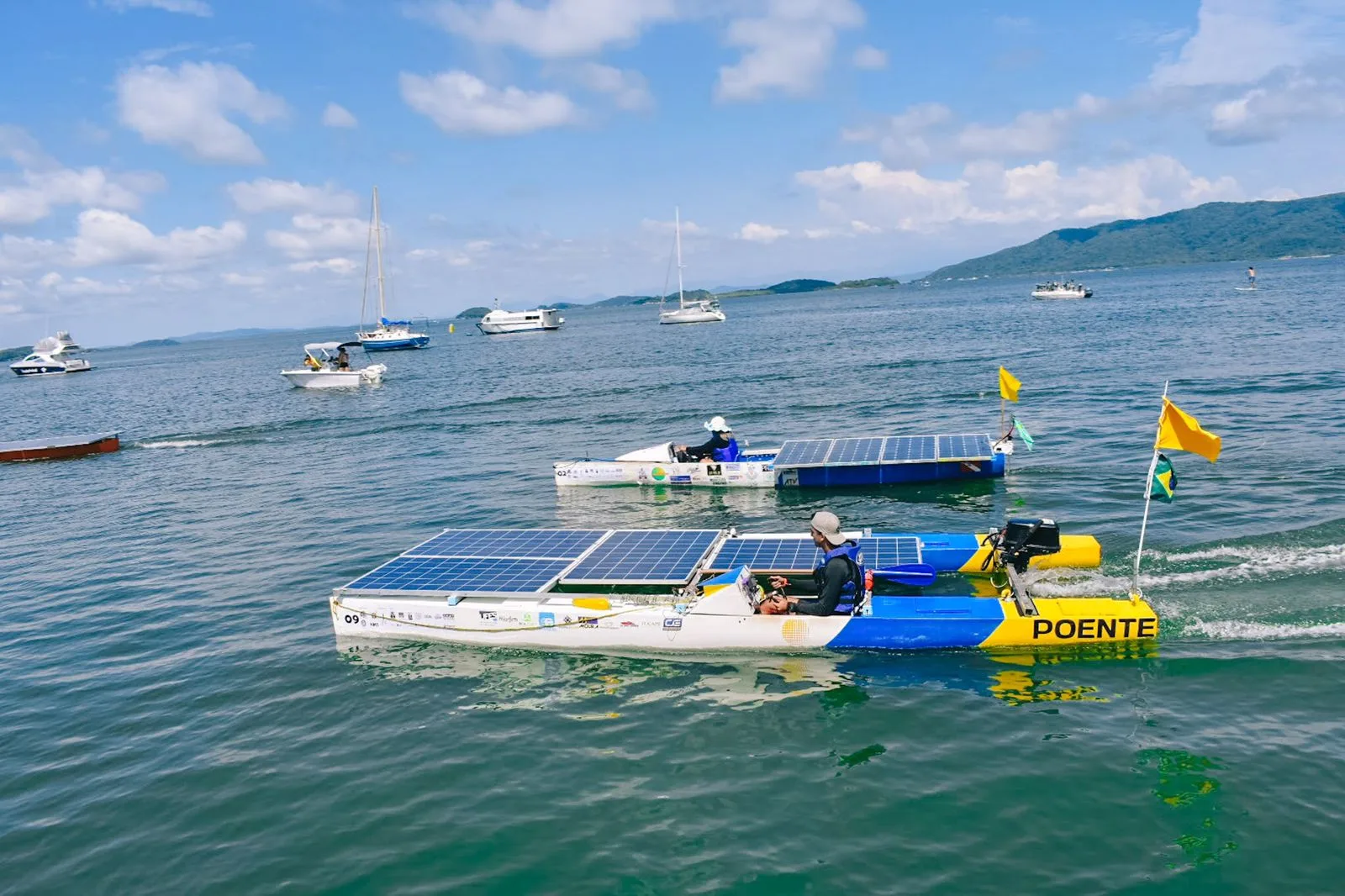 Alunos da Ufes testam barco movido a energia solar em praia de Vitória