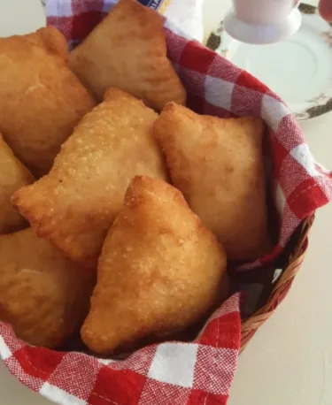 Saiba como preparar uma receitinha de Pastel de Pão com ingredientes que já tem em casa