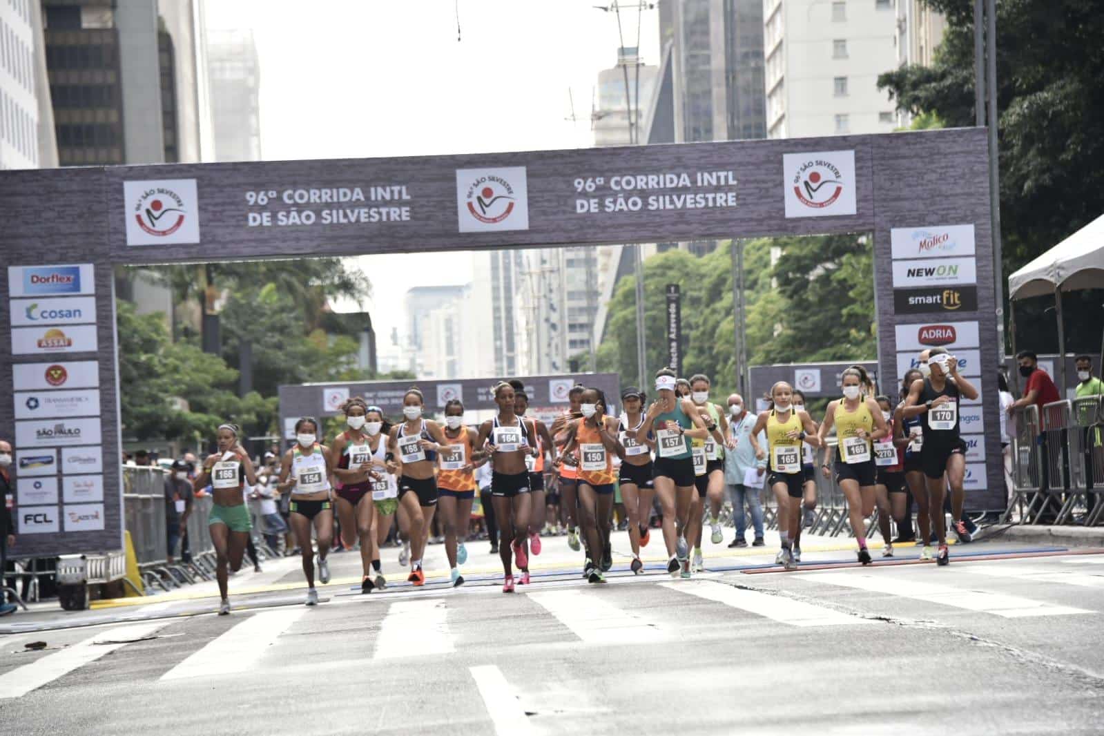 Atletismo / Sao Silvestre - Largada pelotao feminino, da 96a edicao da corrida de Sao Silvestre, realizada pelas ruas da capital de Sao Paulo, nesta sexta-feira (31). (Foto: Sergio Shibuya/Gazeta Press) Sergio Shibuya/Gazeta Press