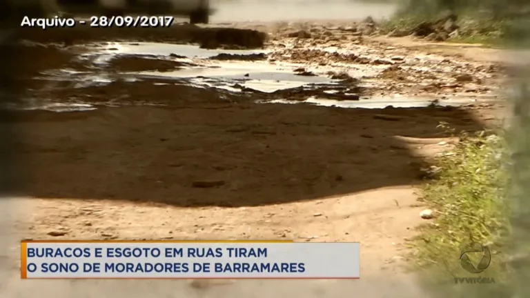 Buraco e esgoto na rua tira dono da população