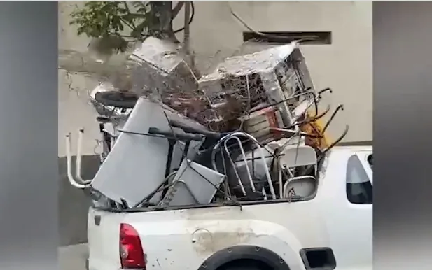 VÍDEO | Mudança? Carro chama a atenção por carregar de mesa a fogão