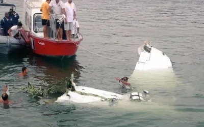 Operação para retirada de avião do mar em Paraty será retomada