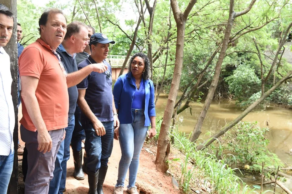 Casagrande visita obras de dragagem do Rio Marinho