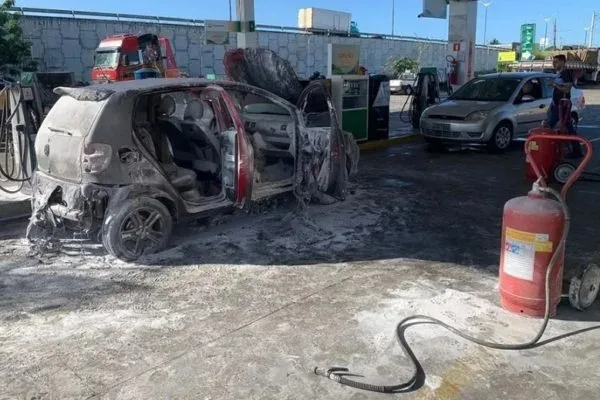 VÍDEO | Carro explode ao abastecer em posto de gasolina e fere três mulheres