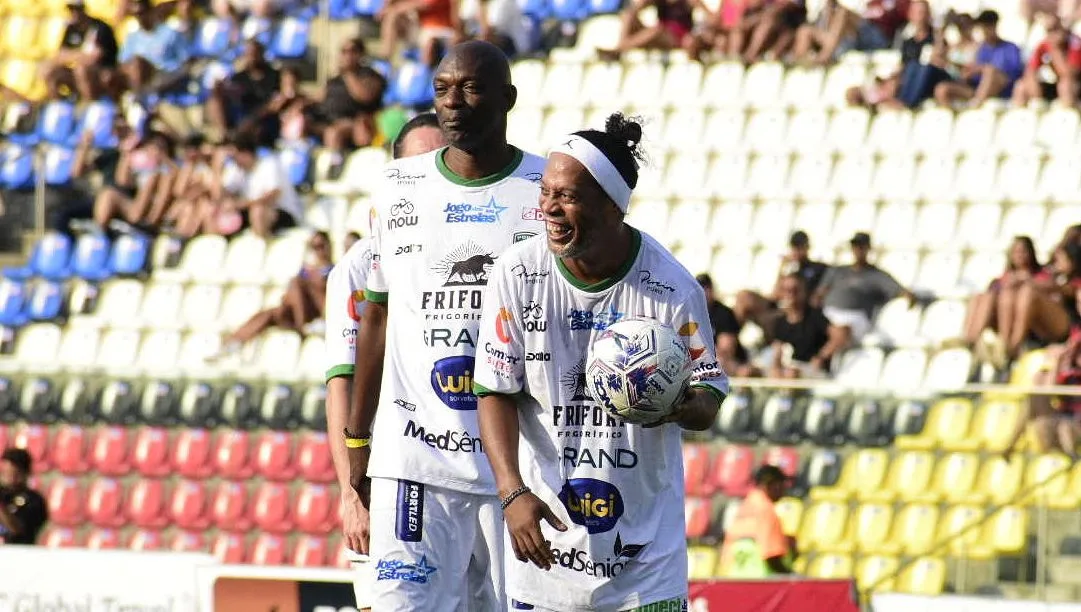 Ronaldinho faz a festa da galera no estádio Kleber Andrade