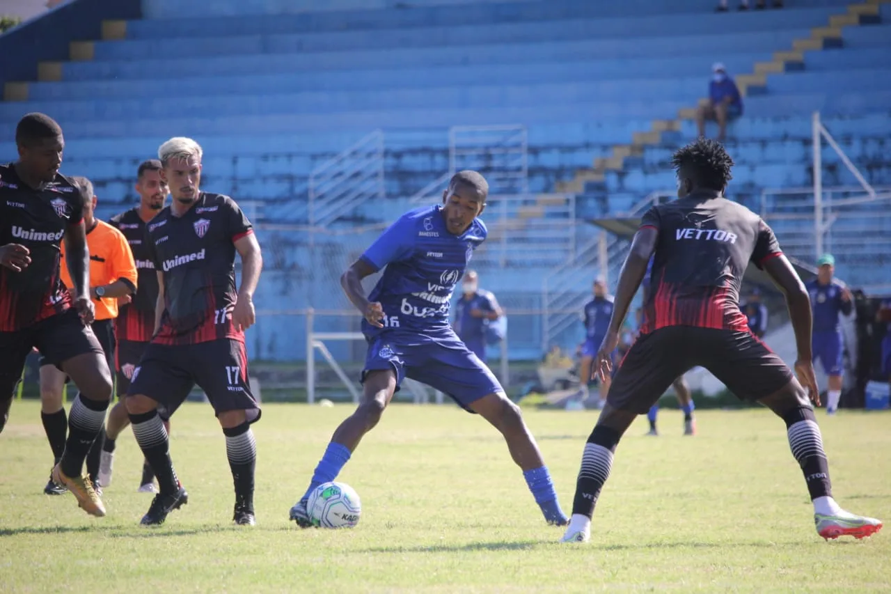 Vitória e Serra empatam em jogo-treino movimentado no Salvador Costa