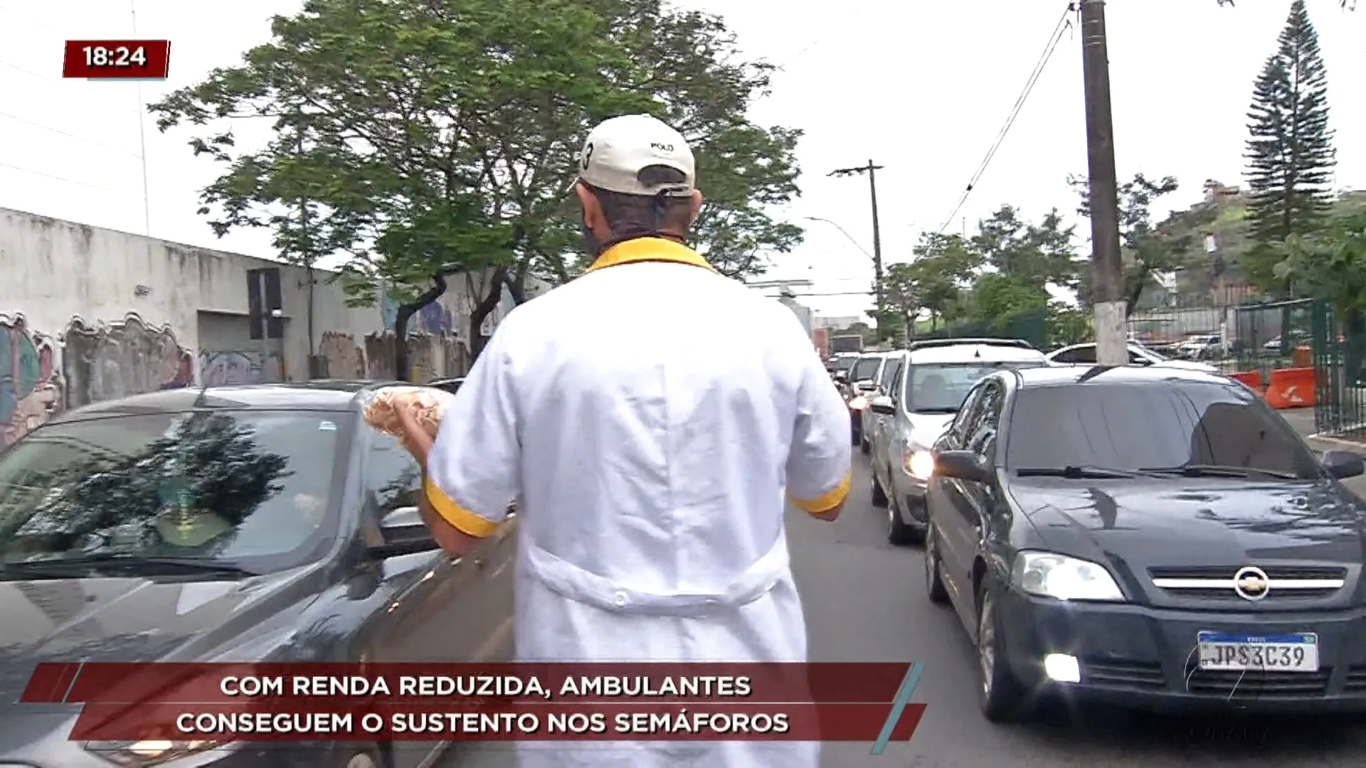 Com renda reduzida, ambulantes tiram o sustento nos semáforos