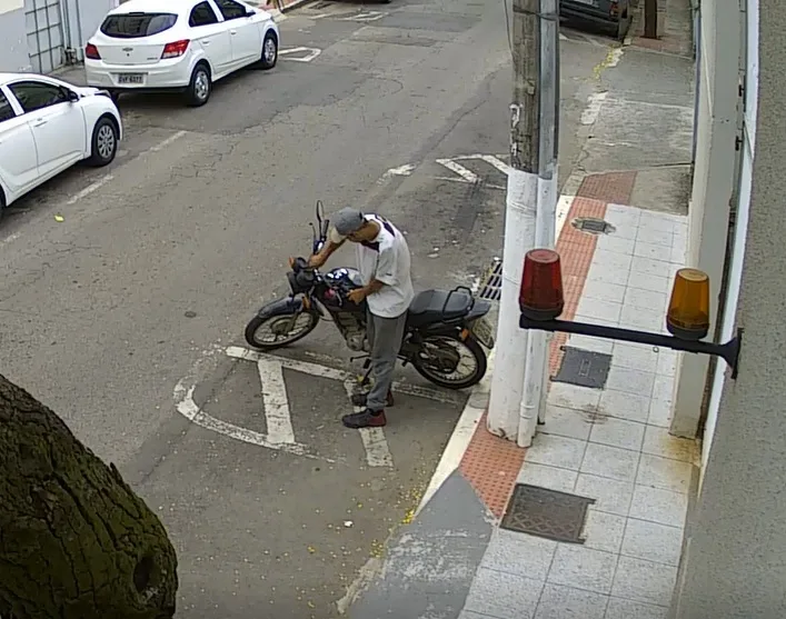 VÍDEO | Moto é furtada no Centro de Vitória