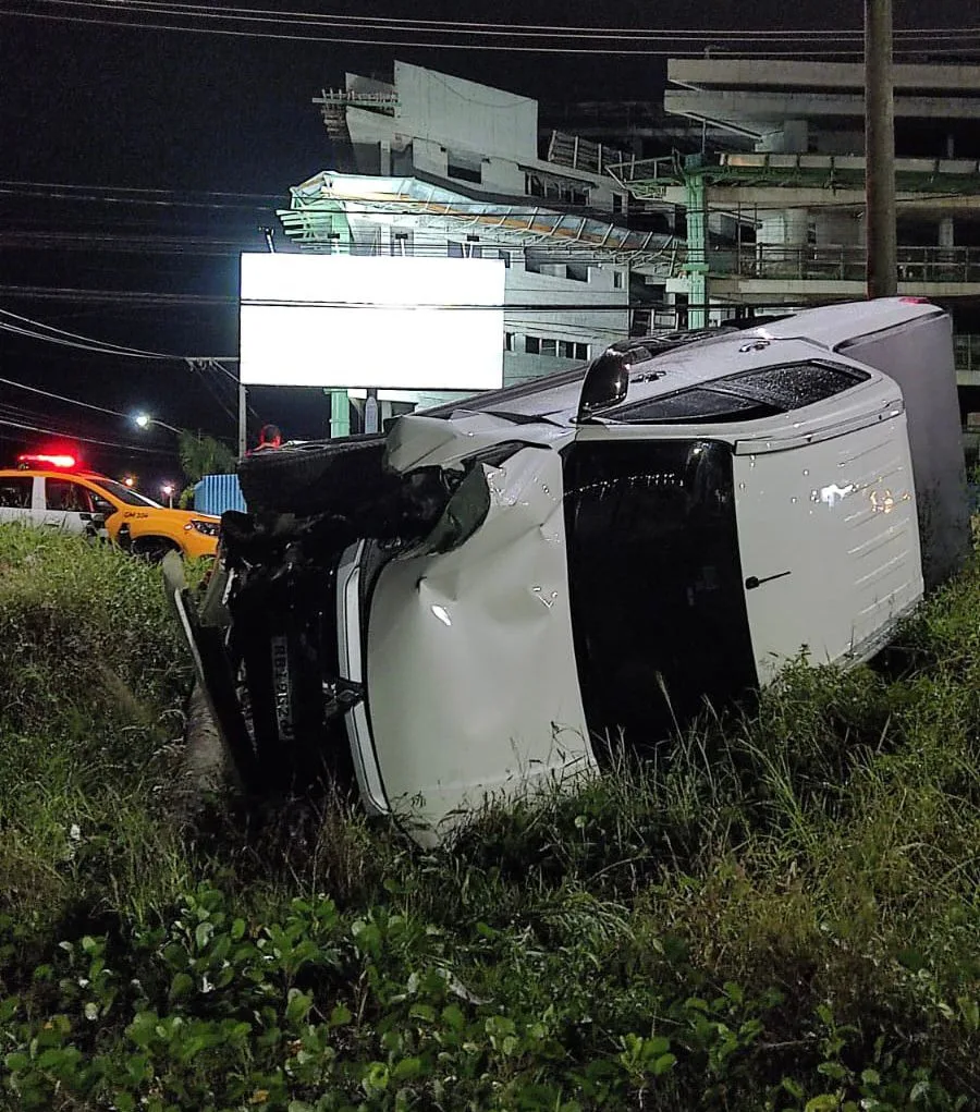 Motorista perde controle, capota e cai em restinga em Vitória