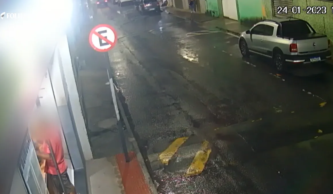 VÍDEO | Motorista é rendido e ladrões fogem com carro na Serra